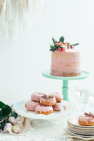 Světle růžový svatební dort