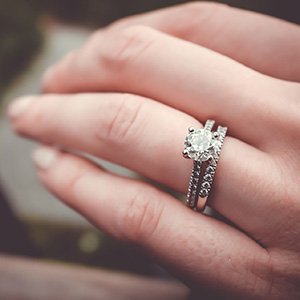 Kde nosit snubní a zásnubní prsten
