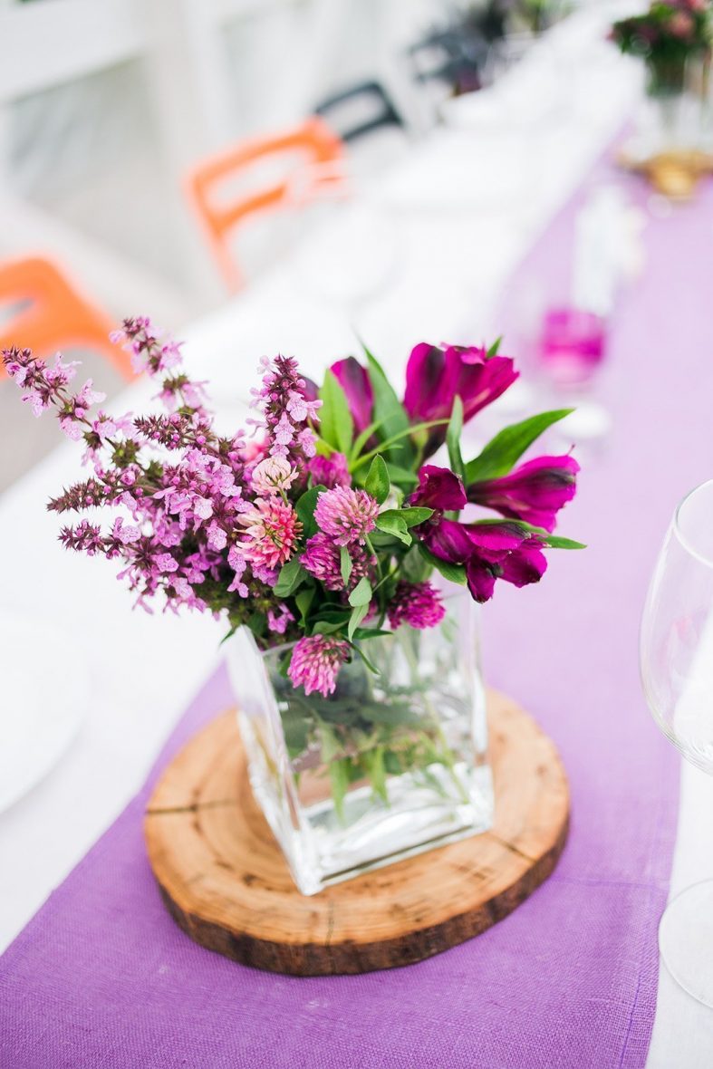 Jemná luční kytice jako dekorace na svatební stůl