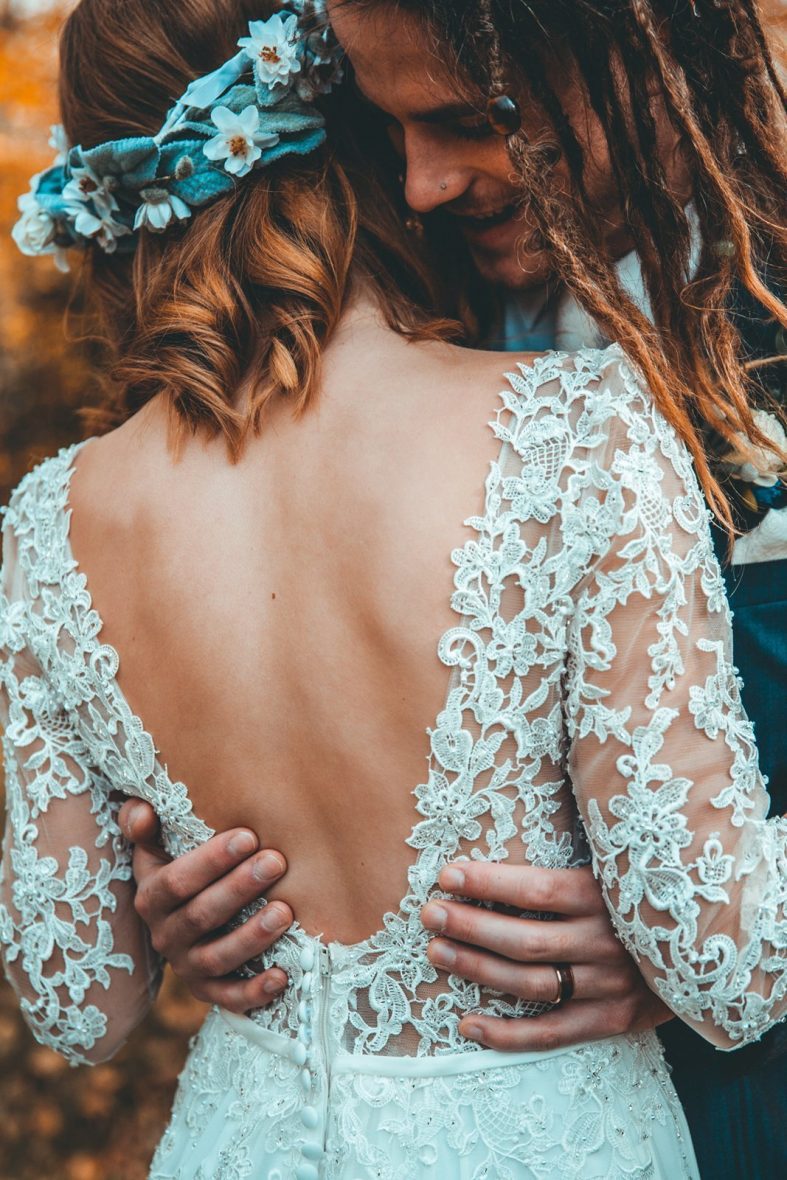 Boho svatební šaty s odhalenými zády