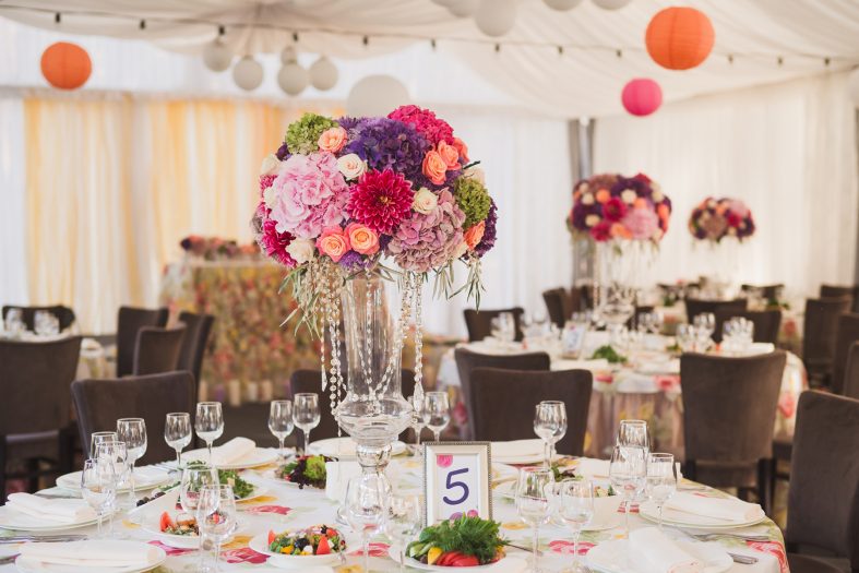 Svatební stůl s dekoracemi