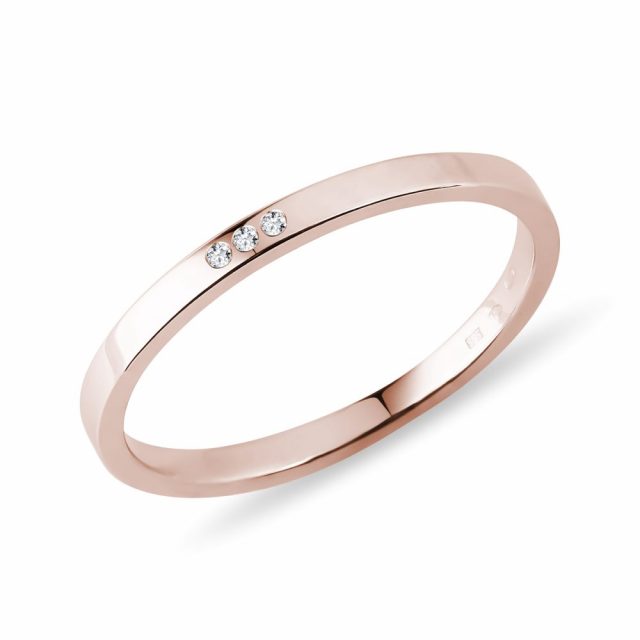 Snubní prsten z růžového zlata se třemi diamanty KLENOTA