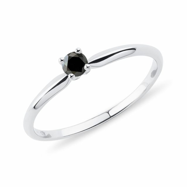 Zásnubní prsten s černým diamantem v bílém zlatě KLENOTA