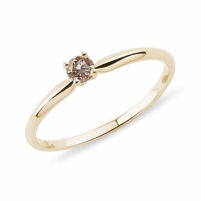 Zásnubní prsten s champagne diamantem ve žlutém zlatě KLENOTA