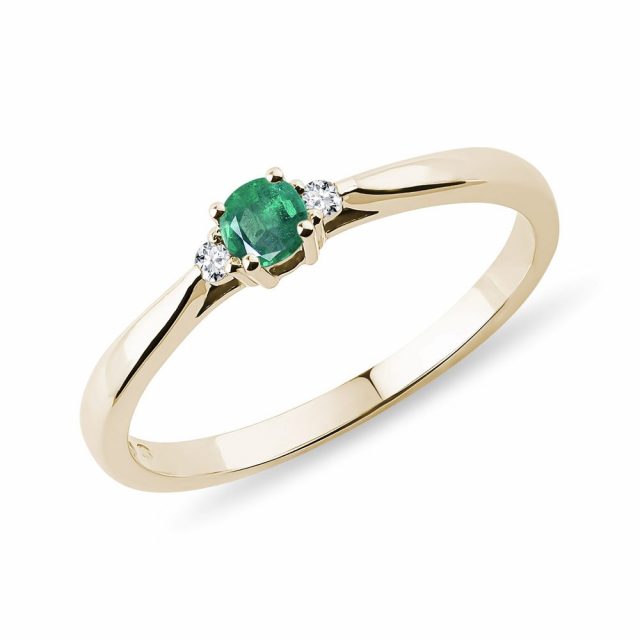 Zásnubní prsten s diamanty a smaragdem KLENOTA