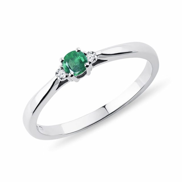 Zásnubní prsten se smaragdem a diamanty v bílém zlatě KLENOTA