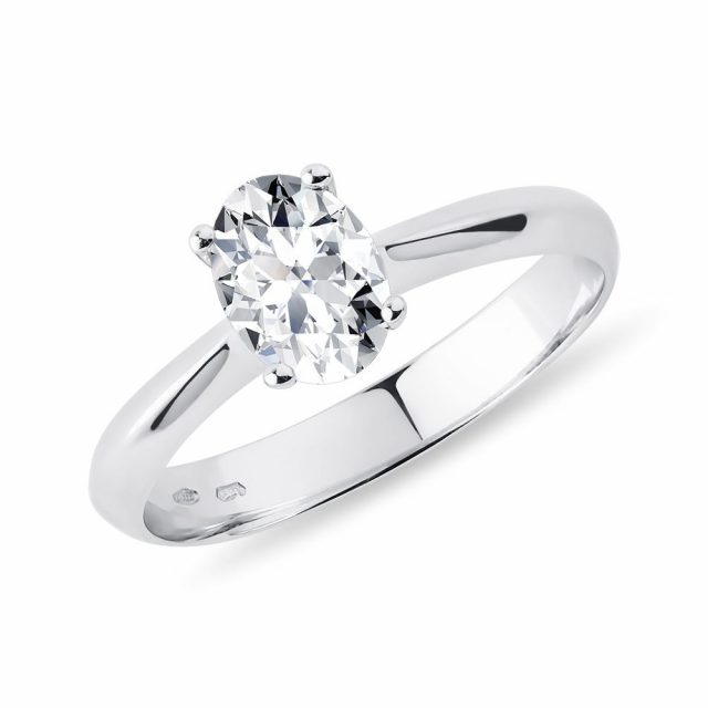 Zásnubní prsten s oválným diamantem v bílém zlatě KLENOTA