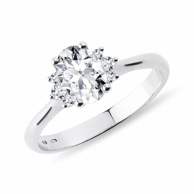 Zásnubní prsten s oválným diamantem v bílém zlatě KLENOTA