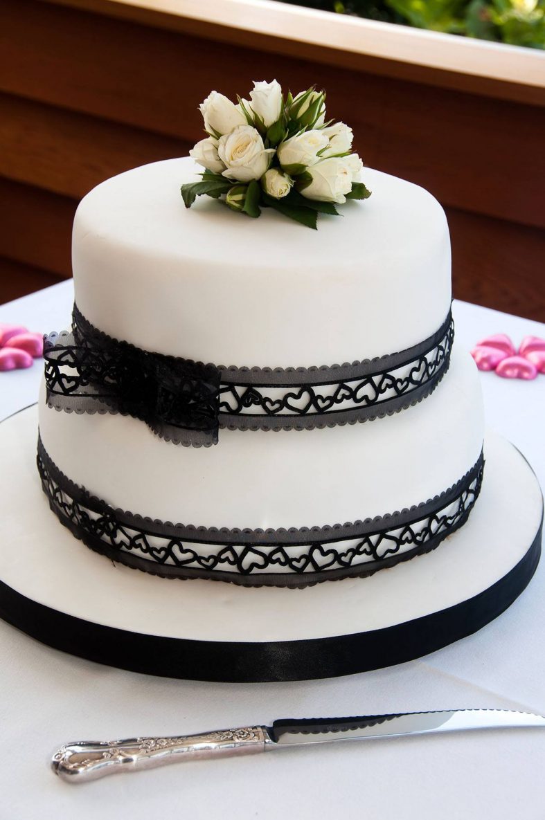 Bílo-černý patrový svatební dort s růžičkami