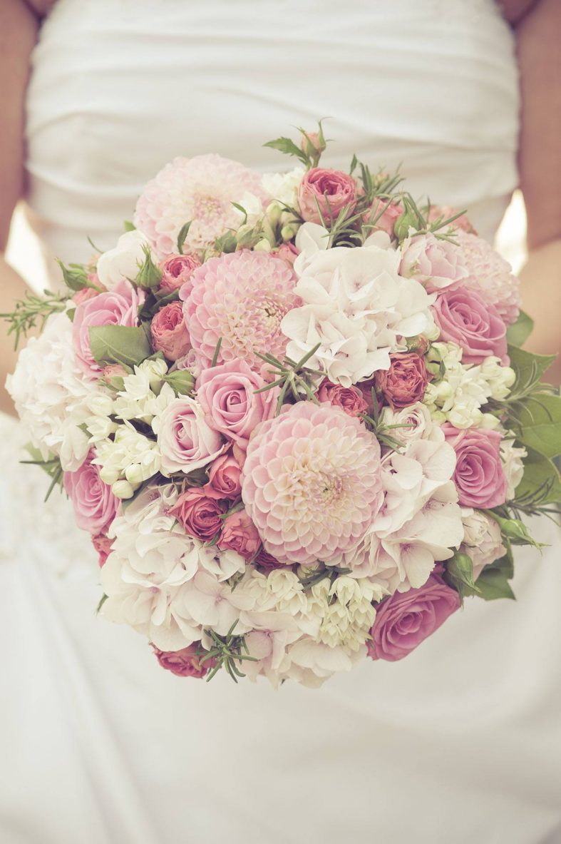 Bílo-růžová svatební kytice s jiřinami, fréziemi a hortenziemi