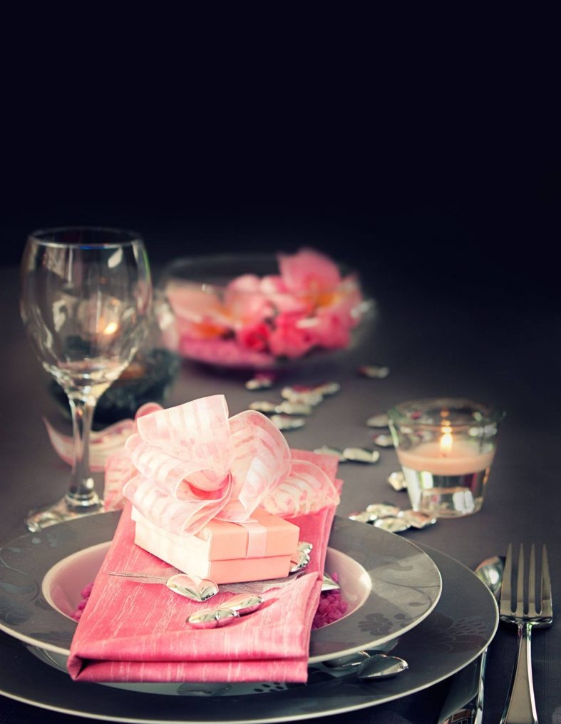 Černo-růžová dekorace svatební tabule