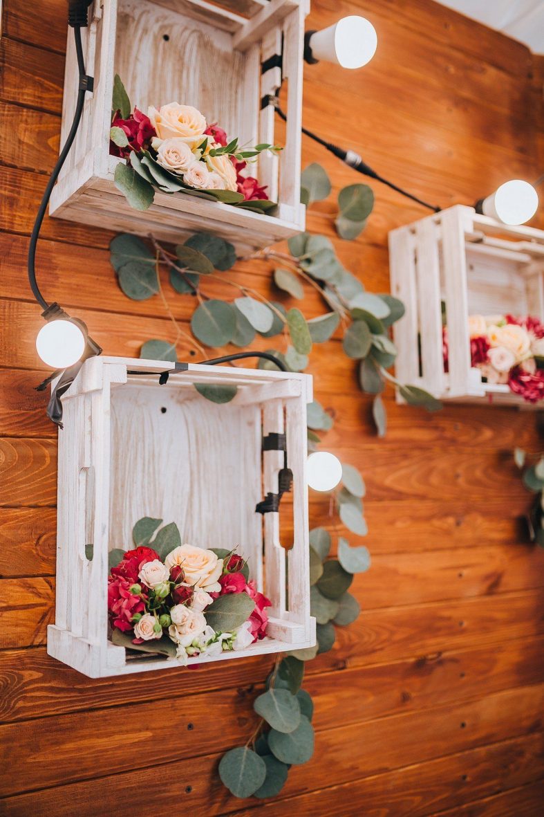 Bedýnky osázené květinami jako svatební dekorace