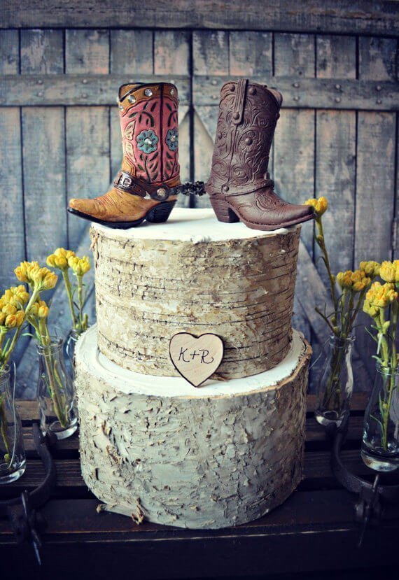 Dřevěný svatební dort s country kozačkami