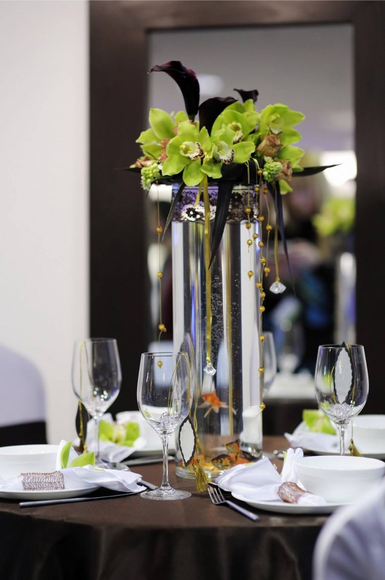 Hnědo-černo-zelená dekorace svatebního stolu