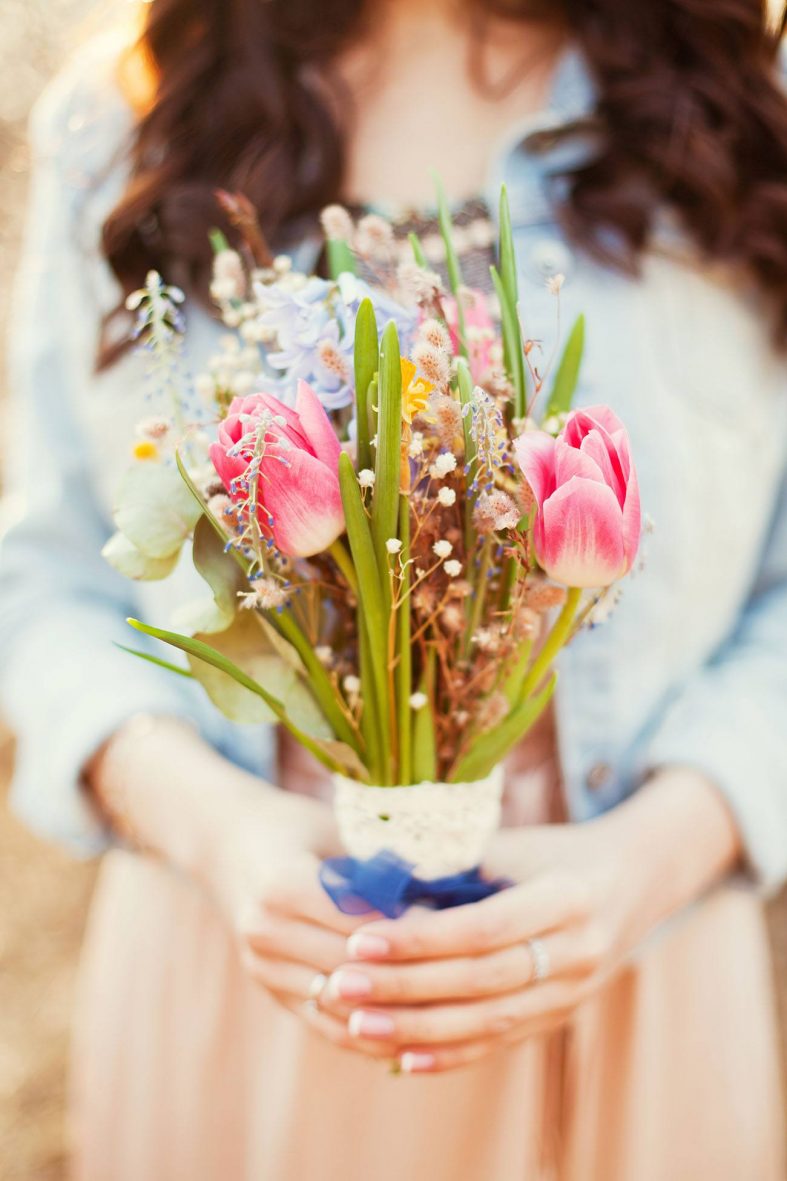 Jarní kytice s tulipány a narcisy