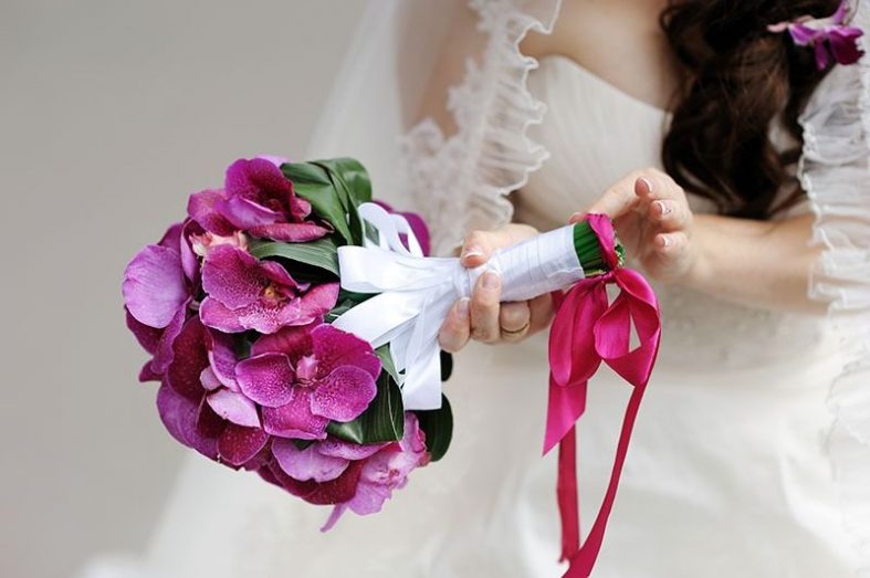Kulatá svatební kytice z fialových orchidejí