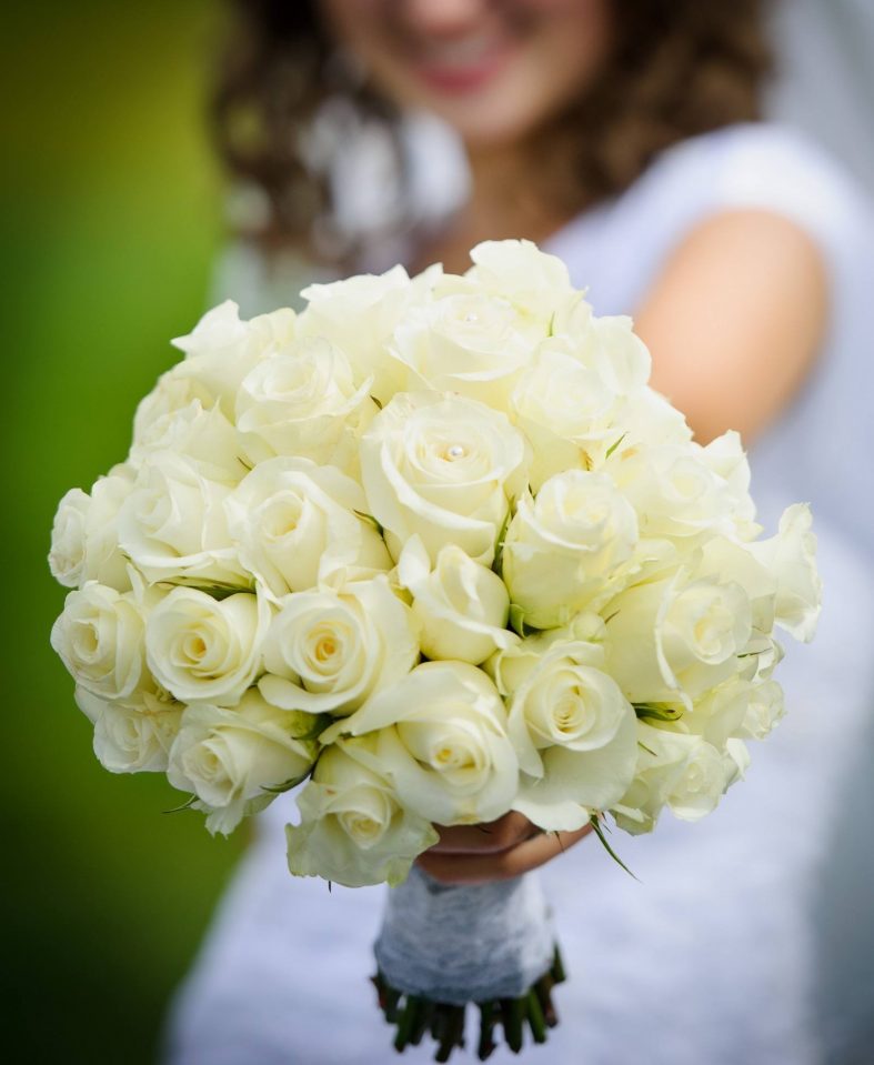 Kulatá svatební kytice z krémovýchrůží