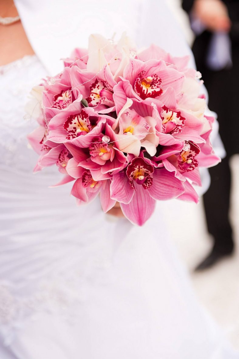 Kulatá svatební kytice z růžových orchidejí
