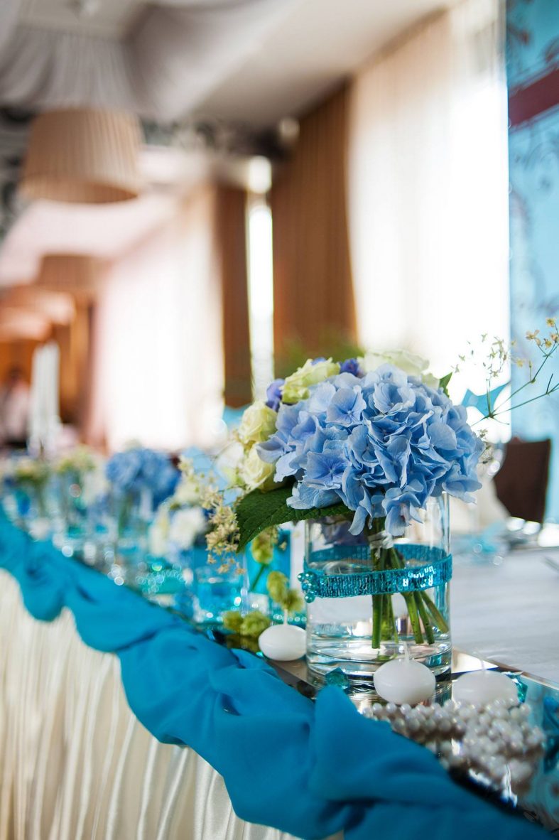 Modro-bílá dekorace svatební tabule s hortenziemi