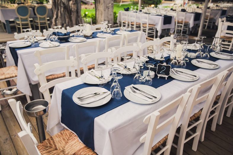 Modro-bílá dekorace svatební tabule na venkovní svatbě