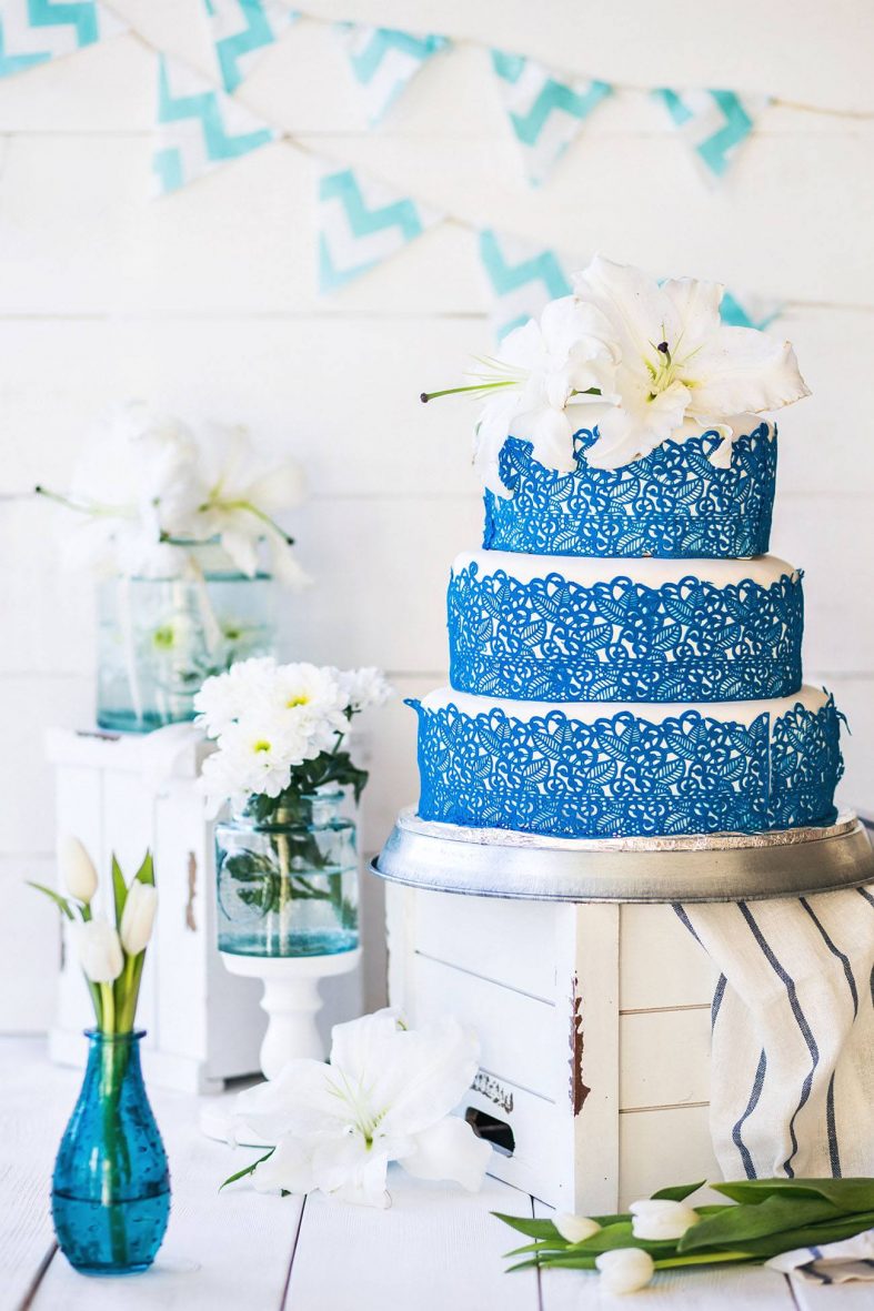 Modro-bílý patrový svatební dort s liliemi