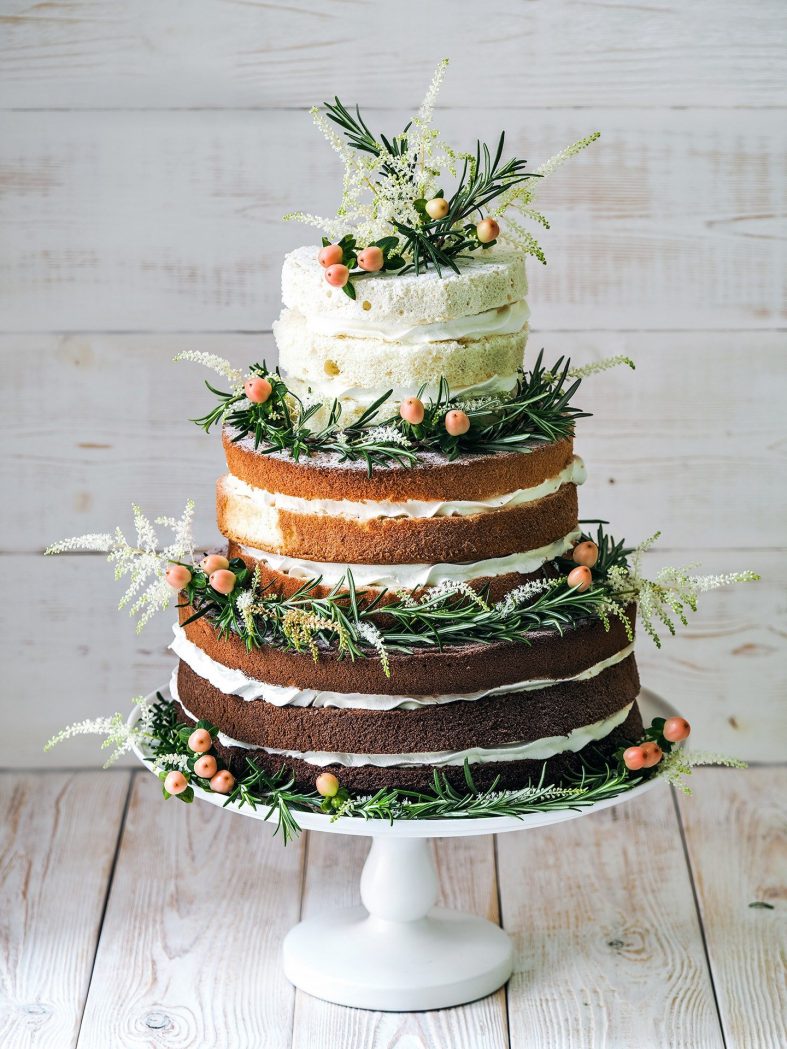 Třípatrový bílo-hnědo-zelený svatební dort