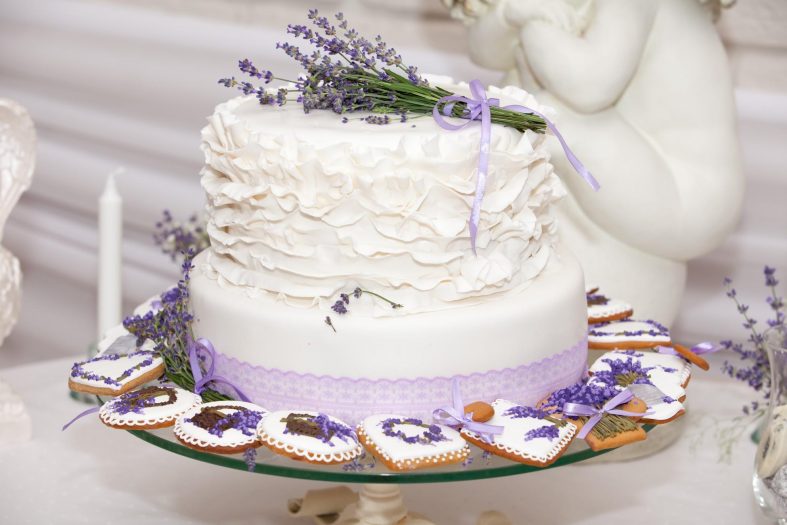 Bílo-fialový patrový svatební dort s levandulí