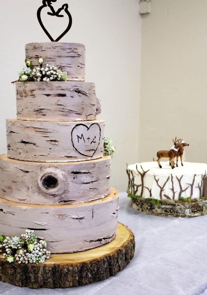 Pětipatrový svatební dort vytvořený z břízy