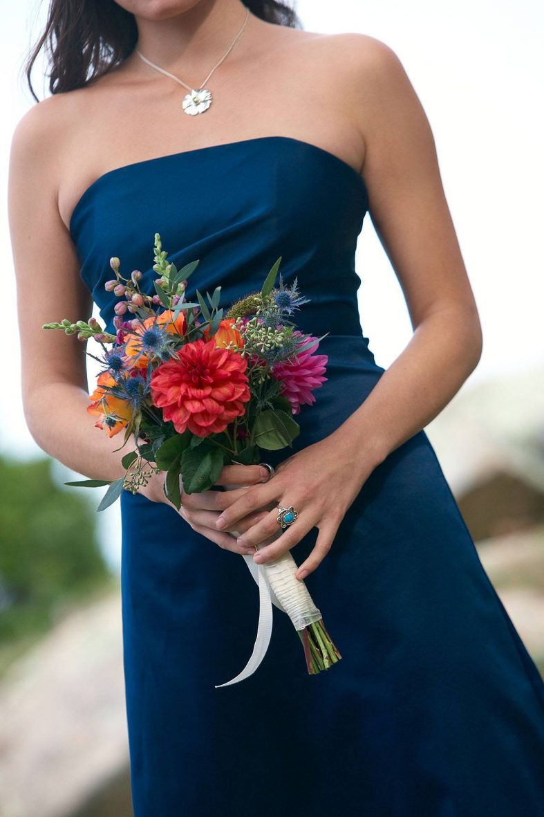 Svatební kytice z jiřin, frézií a bodláčí