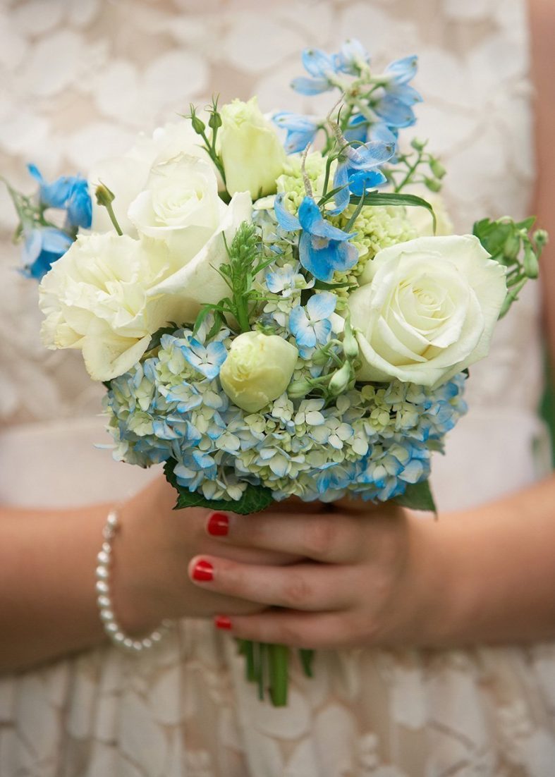 Jednoduchá krémovo-modrá svatební kytice