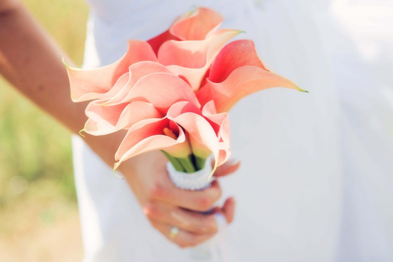Jednoduchá svatební kytice z růžových kal