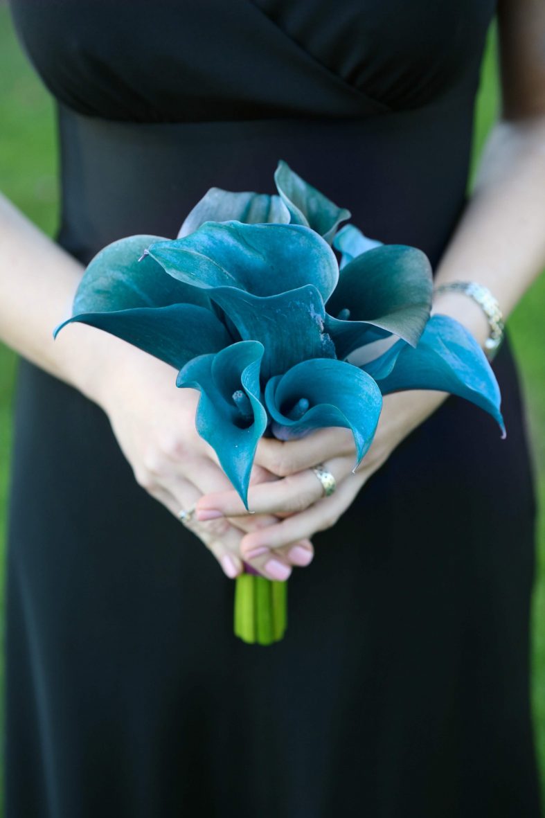 Jednoduchá svatební kytice z modrých kal