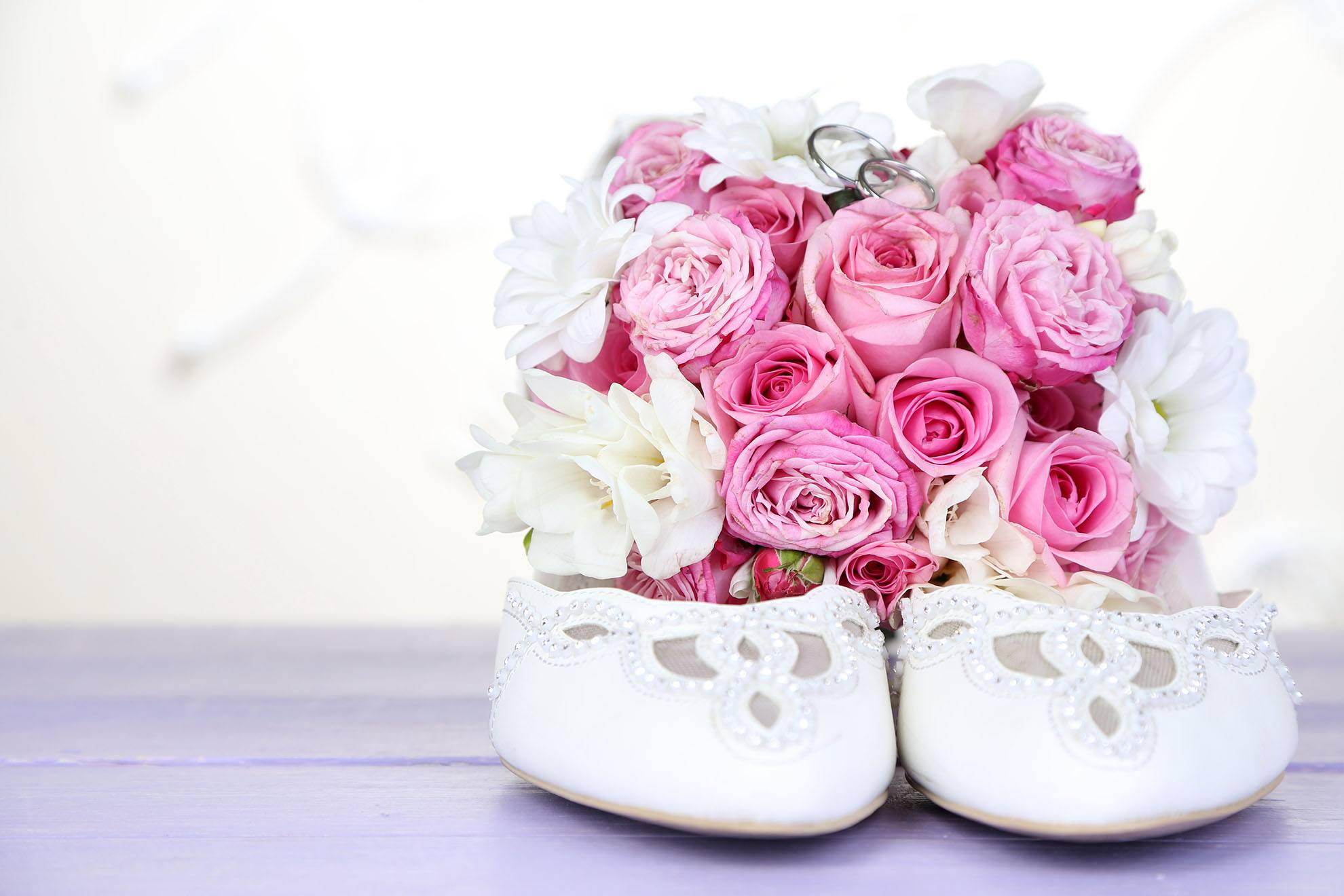 Svatební střevíce se svatební kyticí z růží