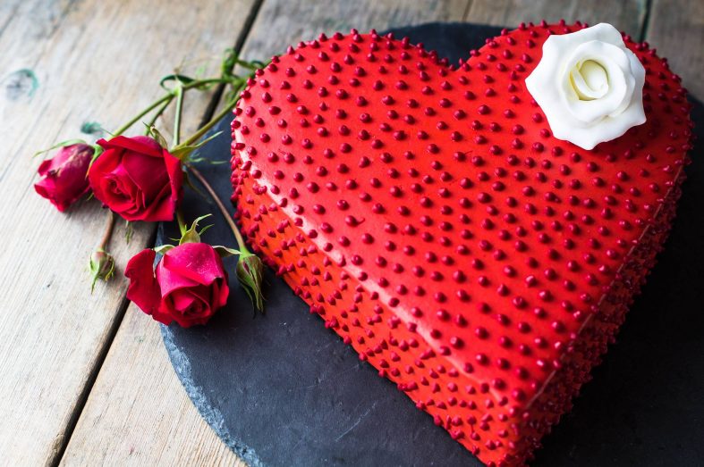 Tmavě rudý svatební dort ve tvaru srdce
