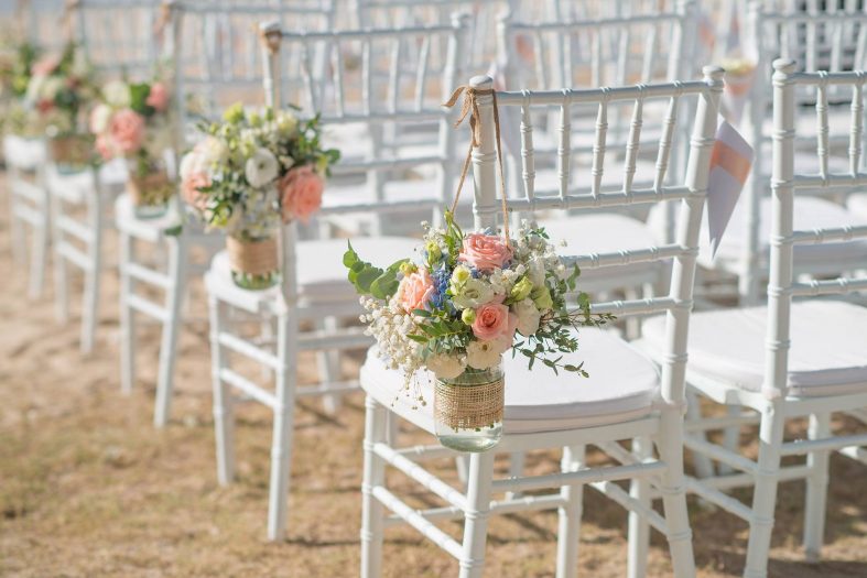 Dekorované židle na zahradní svatbě
