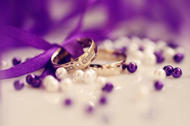 Zlaté prsteny dekorované fialovou stužkou