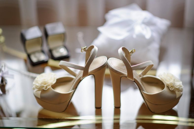 Zlaté svatební boty na vysokém podpatku